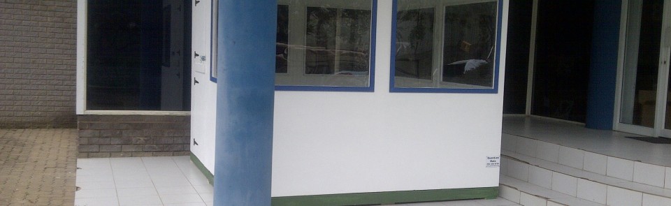 2.4m x 2.4m guard hut painted, fixed pane windows