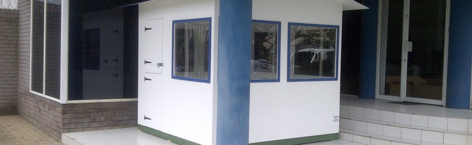2.4m x 2.4m guard hut painted, fixed pane windows